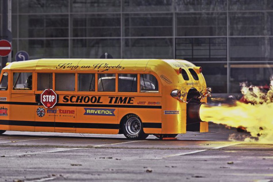 V Nemecku si diváci pozreli školský autobus s výkonom 25-tisíc koní