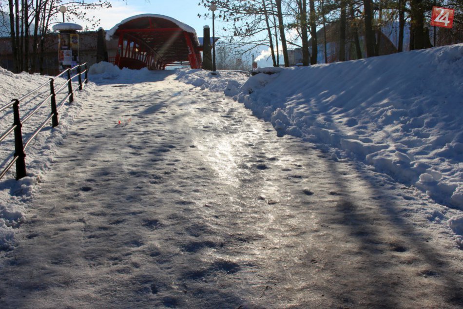 V OBRAZOCH: Chodníky v Bystrici sú výzvou pre chodcov aj kočíky