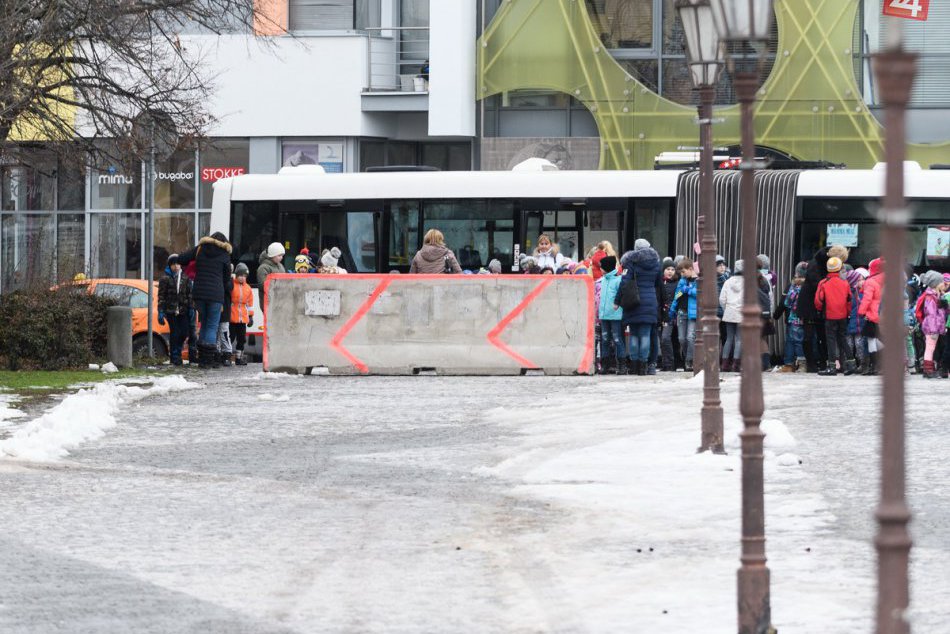 FOTO: Protiteroristické betónové zátarasy sú aj na Vianočných trhoch v Nitre