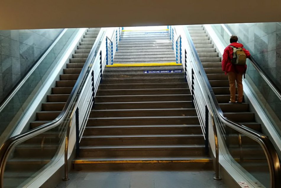 Eskalátory na ŽST Petržalka opäť fungujú