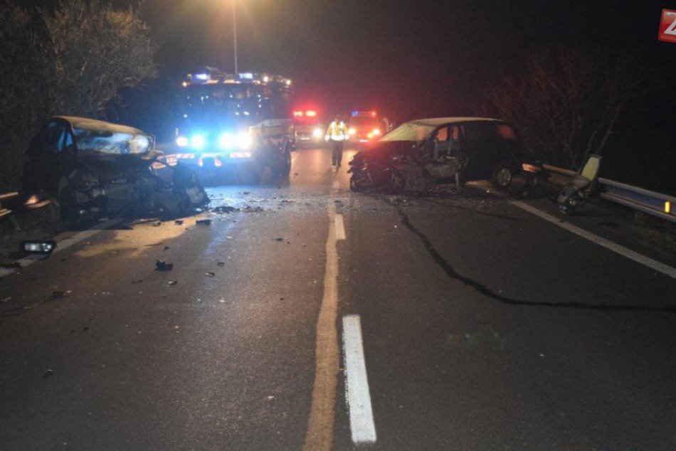 FOTO: Trnavskí hasiči vyslobodzovali zakliesnené osoby na štátnej ceste I/61
