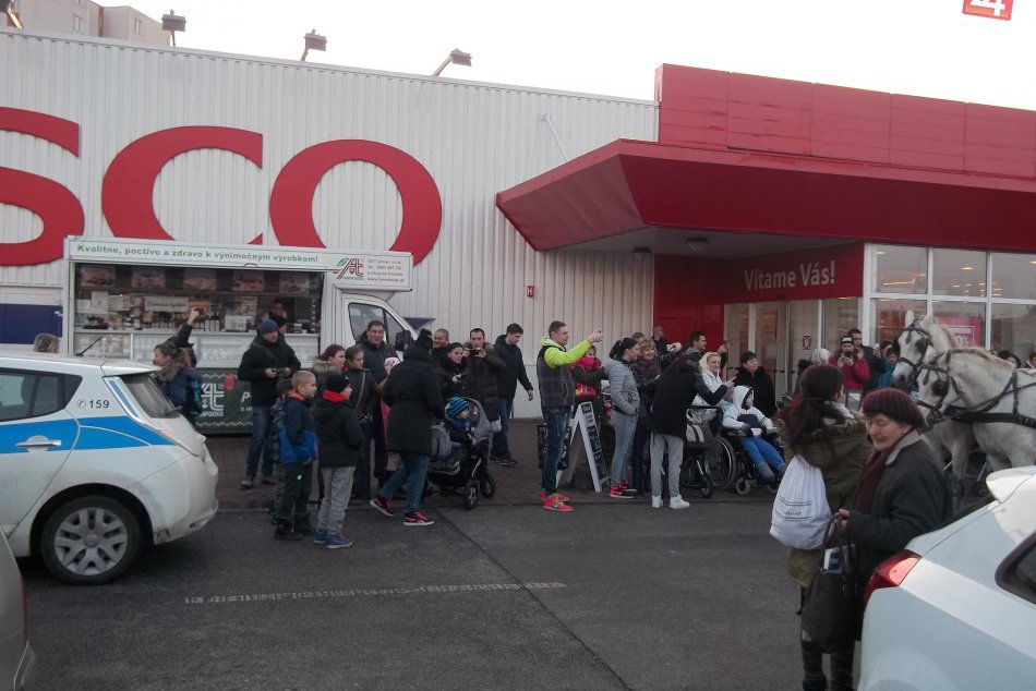 Začali sa Večianske vianočné trhy, nachystaný je bohatý program.FOTO