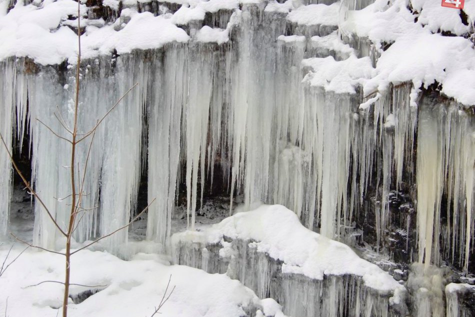 Poblíž cesty sa tvorí ľadopád, obdivujú ho domáci i turisti