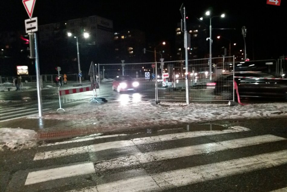 Chodci po zmene využívajú prechod na druhej strane križovatky