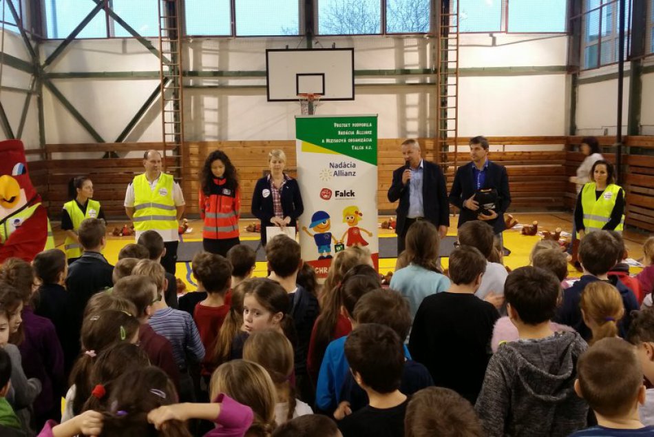 V OBRAZOCH: Na ZŠ Ďumbierska pribudol automatický externý defibrilátor