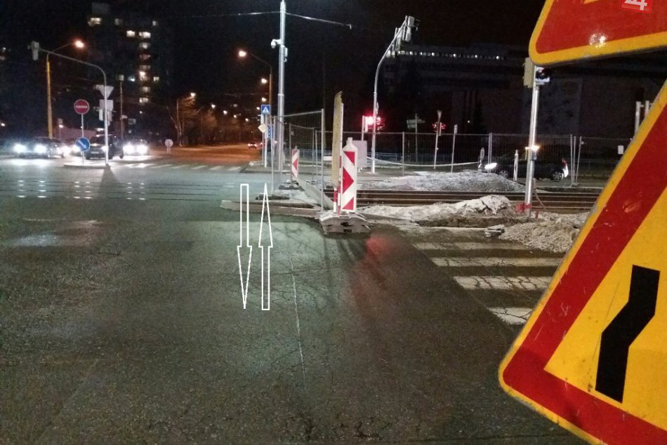 Chodci prechádzajú na Triede SNP v ústrety autám