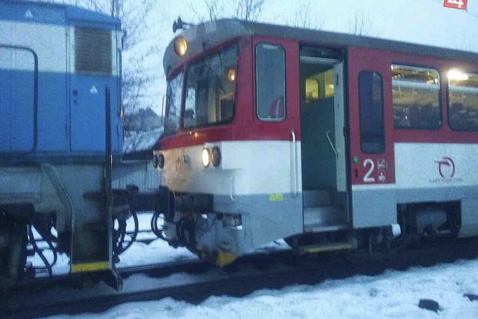 V OBRAZOCH: Zrážka vlakov na zvolenskej železničnej stanici