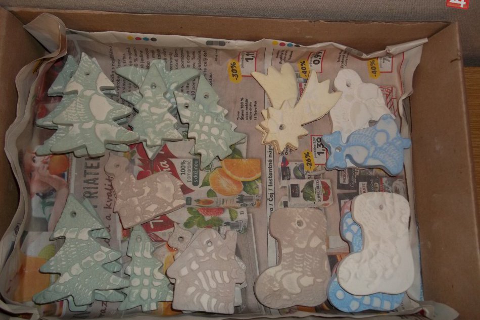 Keramikárky vyrábali darčeky, pripravujú sa na Vianoce. FOTO