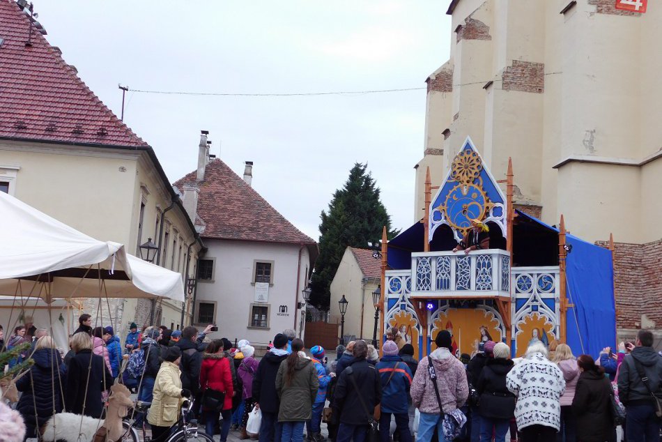 OBRAZOM: Živý adventný kalendár v premiére na Mikulášskom námestí