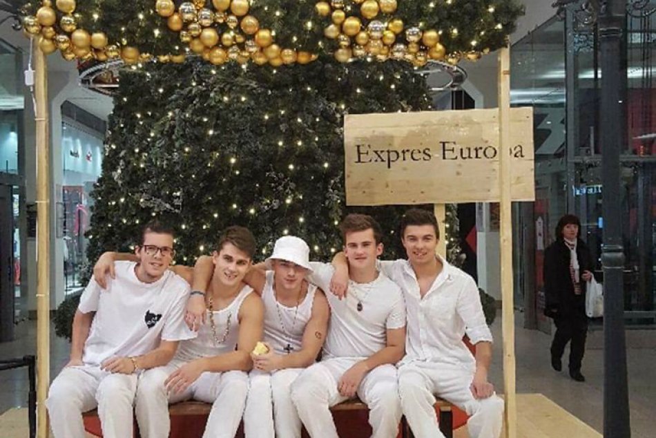 V OBRAZOCH: Bystrickí maturanti poňali kradnutie triednej knihy tanečne