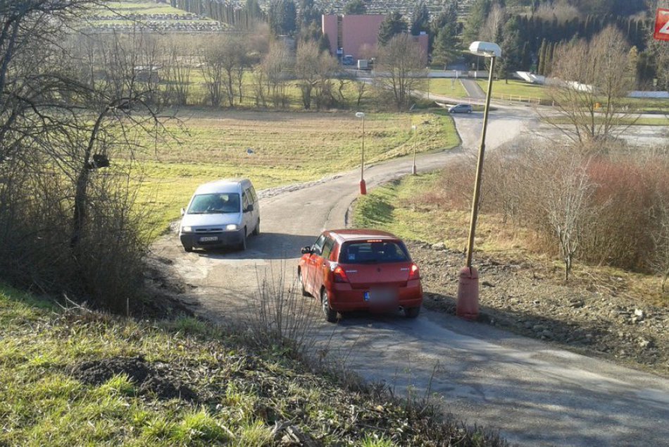 Cesta k novému cintorínu v Považskej bude iná: Koniec kolíznych situácií?
