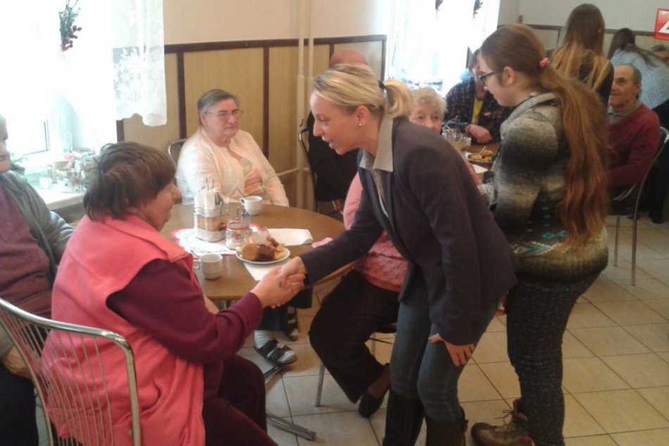 Žiaci z Považskej spríjemnili Vianoce seniorom: Zábery z návštevy