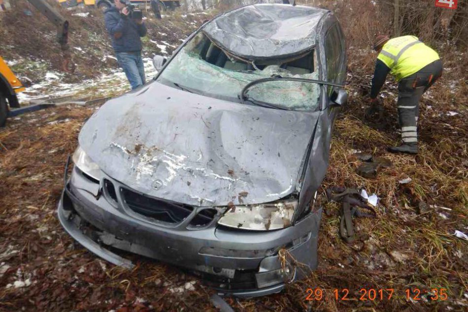 FOTO: Pri Brezne sa zrútilo auto s  malými deťmi do Hrona!