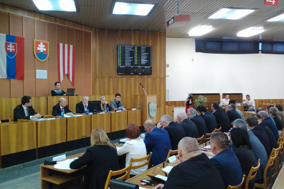 Považskobystrickí poslanci rozhodovali o rozpočte: Zábery zo zasadnutia