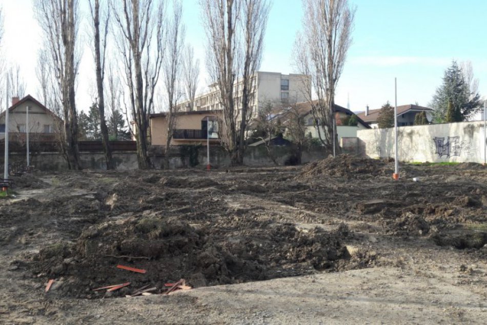Začiatok budovania multifunkčného ihriska na Hubeného ulici v Rači