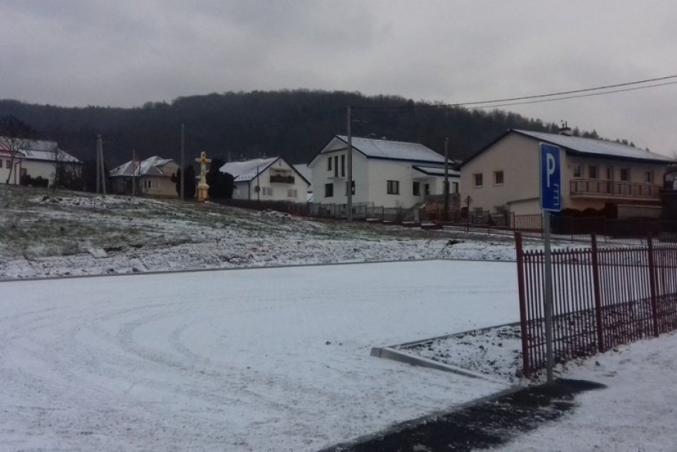 FOTO: V Humennom vo farskej záhrade postavili nové parkovisko