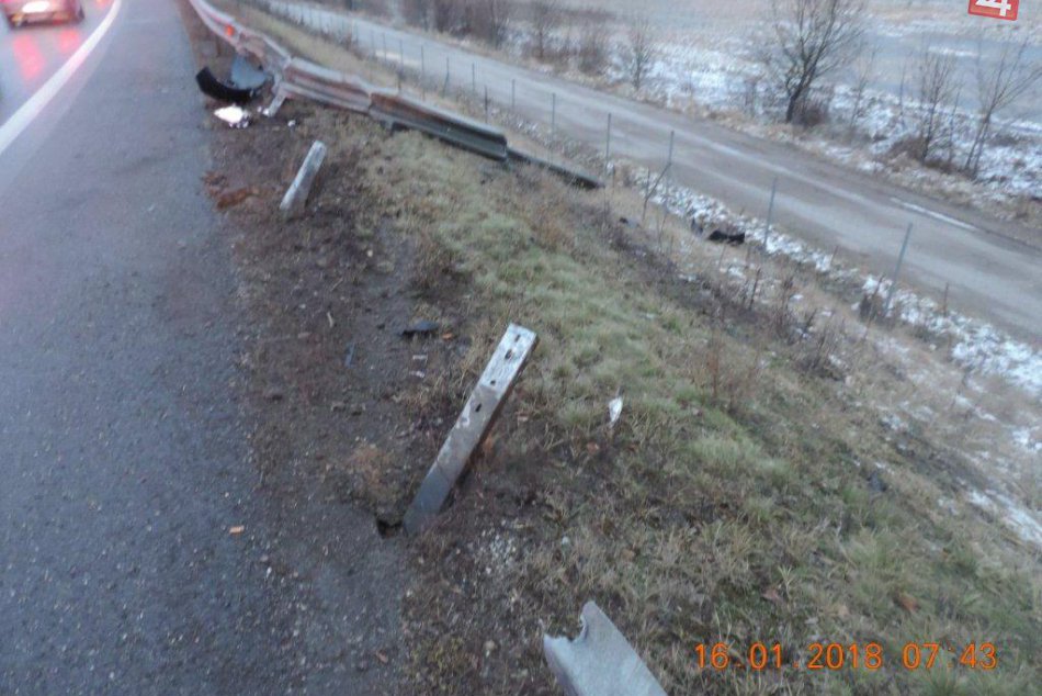 V OBRAZOCH: Nehoda na R1. Vodička skončila vo zvodidlách