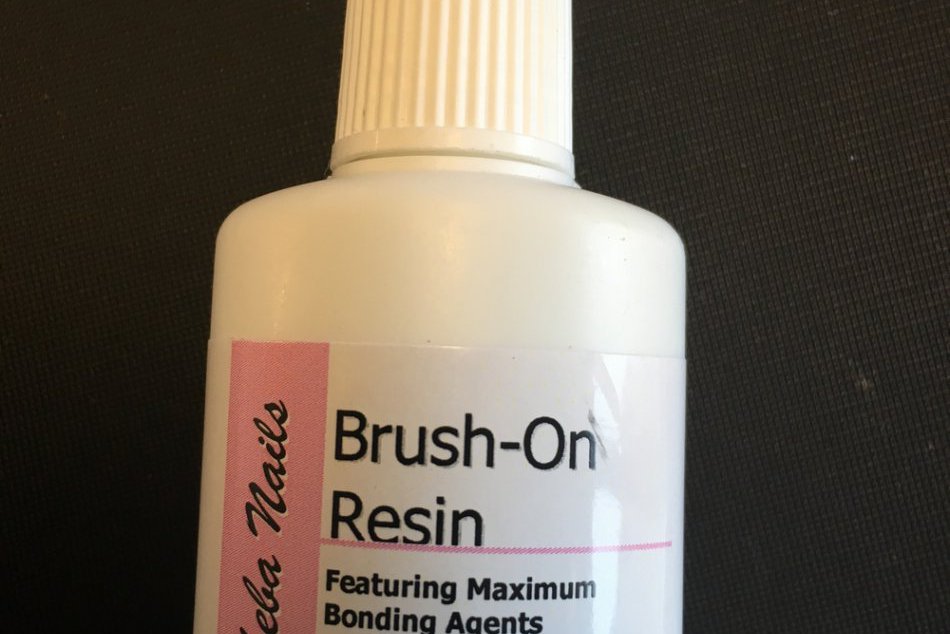 Varovanie odborníkov: Upozorňujú na lepidlo na umelé nechty