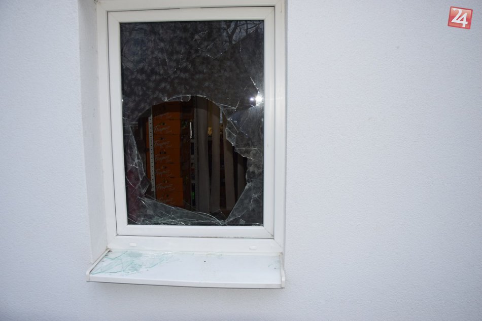 FOTKY od mužov zákona: V humenskej predajni sa udiala krádež