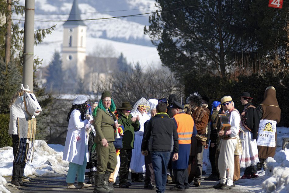 V OBRAZOCH: Fašiangový sprievod v obci Selce