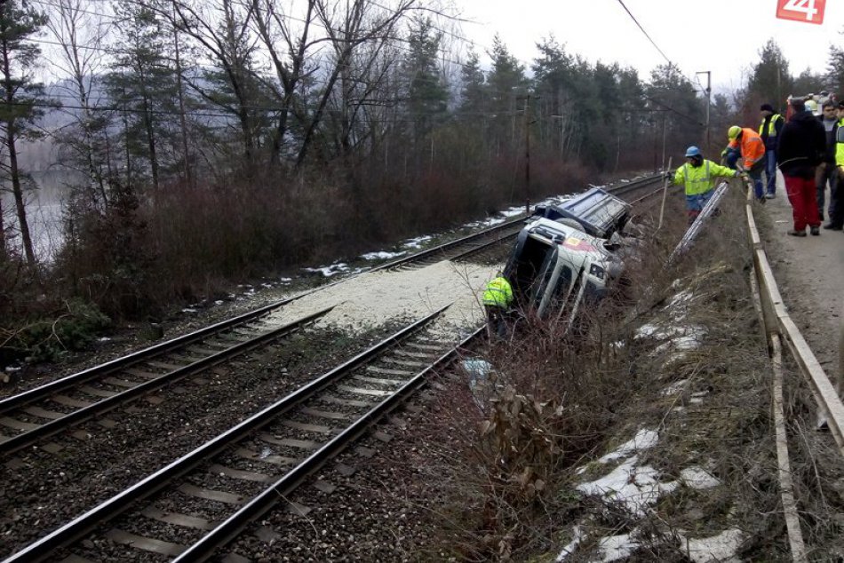 Autonehoda pri Milochove zapríčinila obmedzenie dopravy