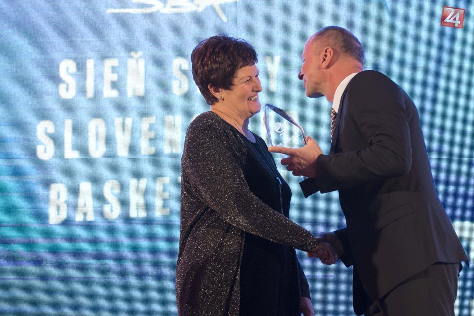 Ľudmila Pěčová - Chmelíková v Sieni slávy Slovenskej basketbalovej asociácie