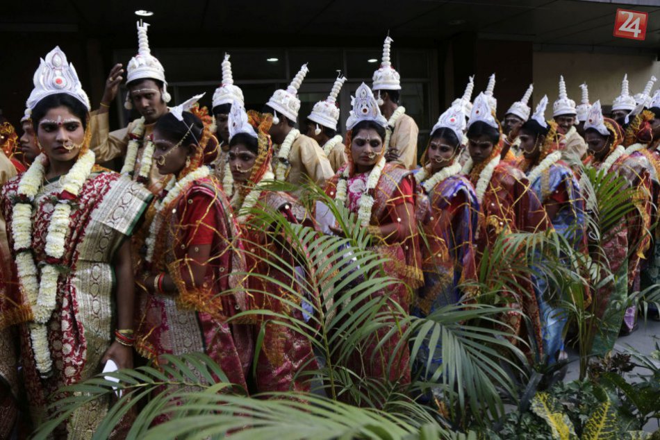 Oslávili Valentína, v Indii sa hromadne zobralo 160 párov
