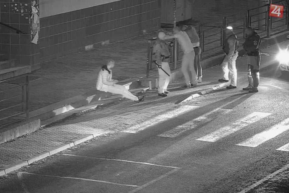 Mladíci vyčíňali pred stanicou v Považskej: Ich „súperom“ bola dopravná značka