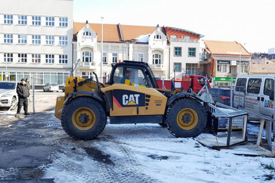 AKTUÁLNE FOTO: Hodiny svetového času putujú do skladu, betónový podstavec zbúraj