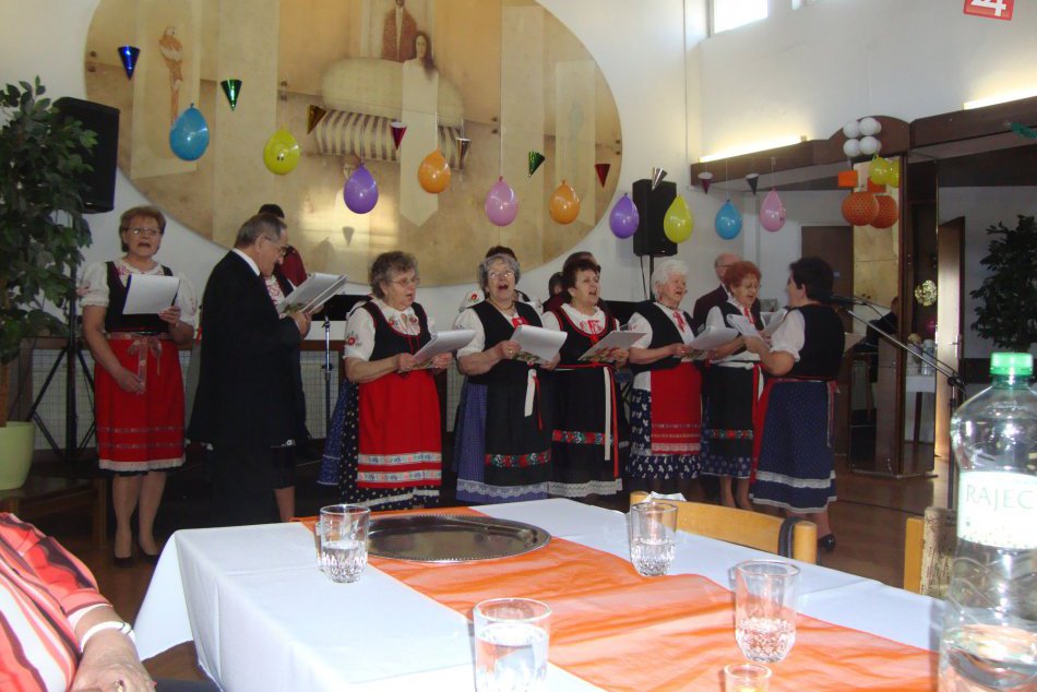 FOTO: Šalianski seniori sa bavili. Fašiangy oslávilo aj nezvyčajné bábätko
