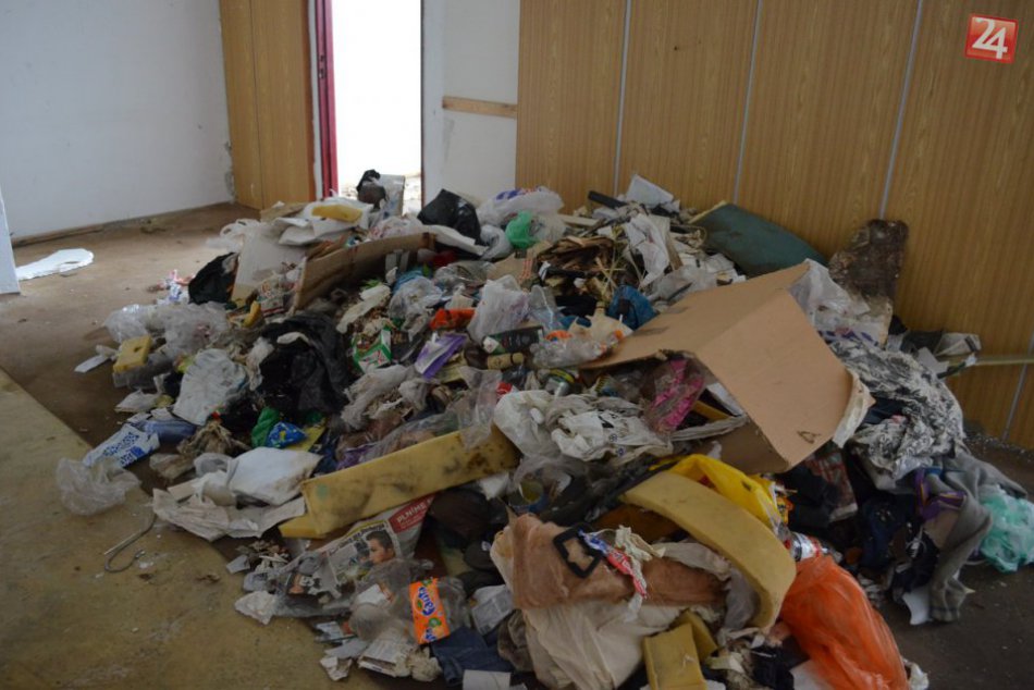 Práce na nitrianskom Orbise sa začali: Z priestorov odvážajú tony odpadu, FOTO