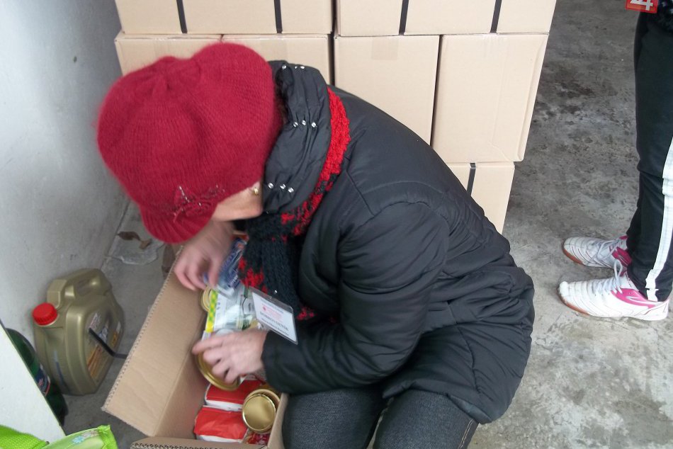 V Šali rozdávali potraviny: Dostali ich občania v hmotnej núdzi.FOTO