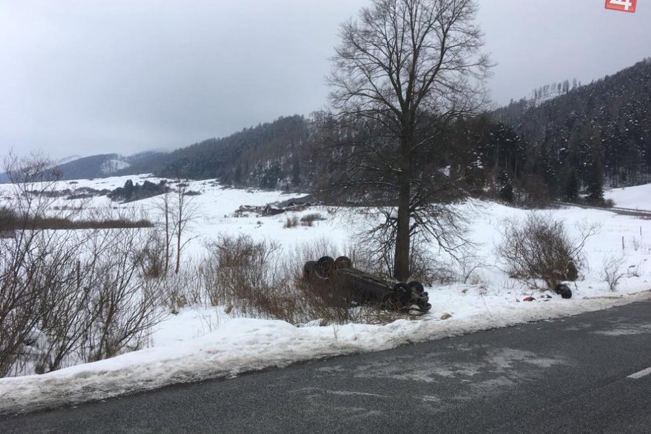 Vážna nehoda pri Spišskom Bystrom. Auto vrazilo do väčšej skupiny detí
