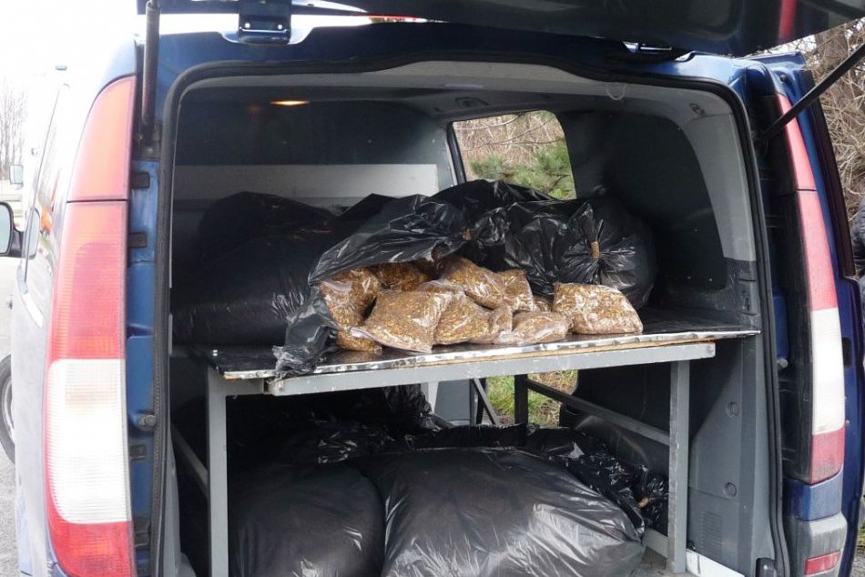 Vynaliezavosť nepozná hraníc: Colníci odhalili v "pohrebáku" nelegálny tabak