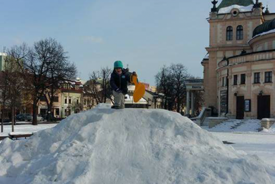 V našom meste pribudla lákavá atrakcia: Sánkovačka priamo na námestí
