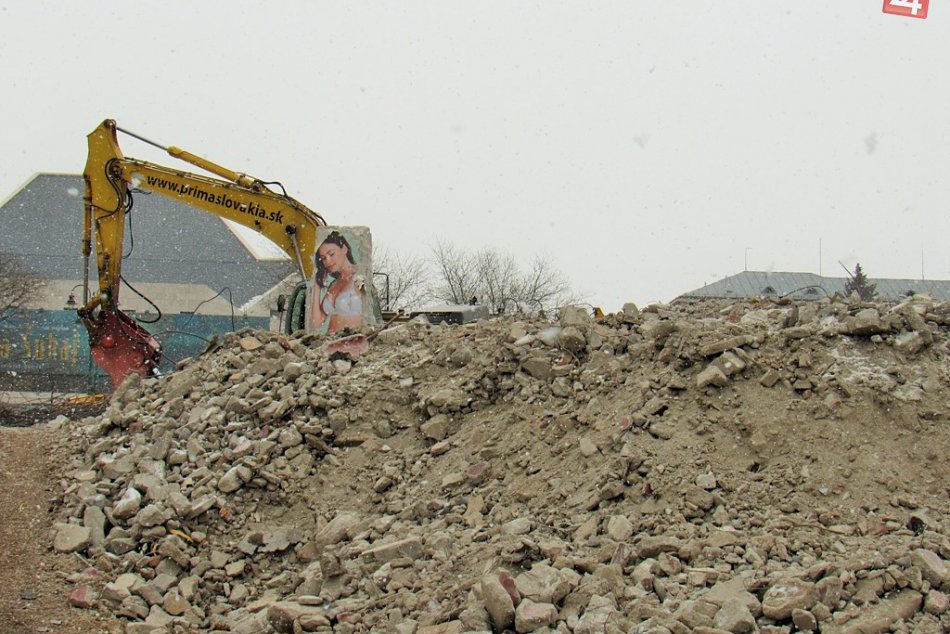 Výjav z búrania v Prešove veru upútal: Oči ľudí strhla kráska v bielizni, FOTO