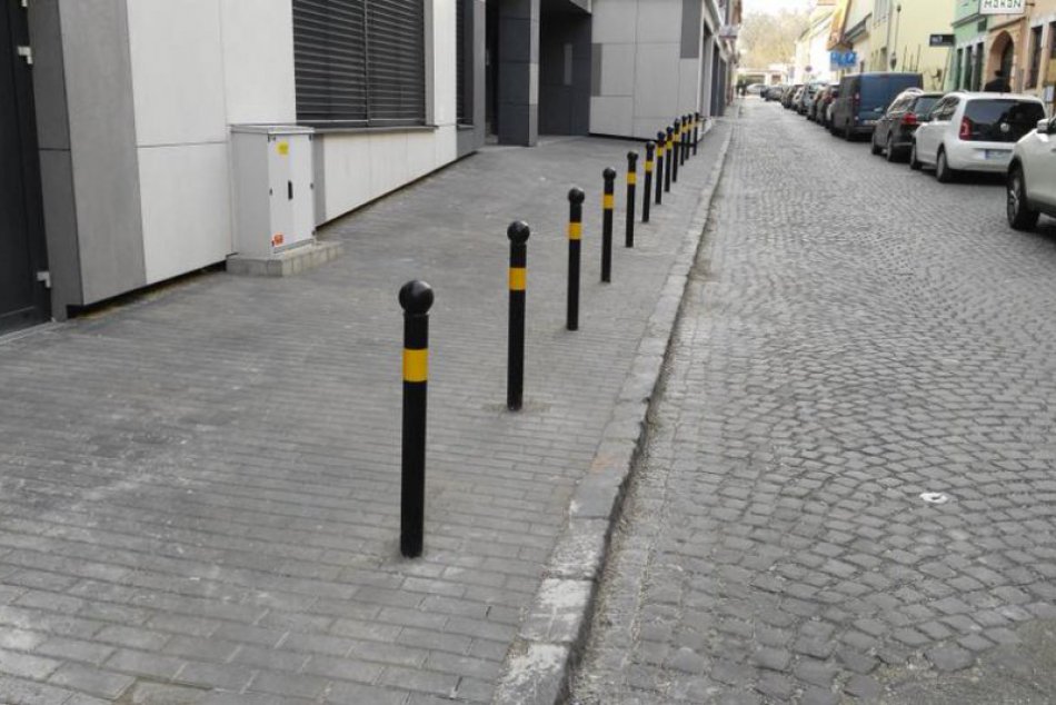 Chodníky patria chodcom