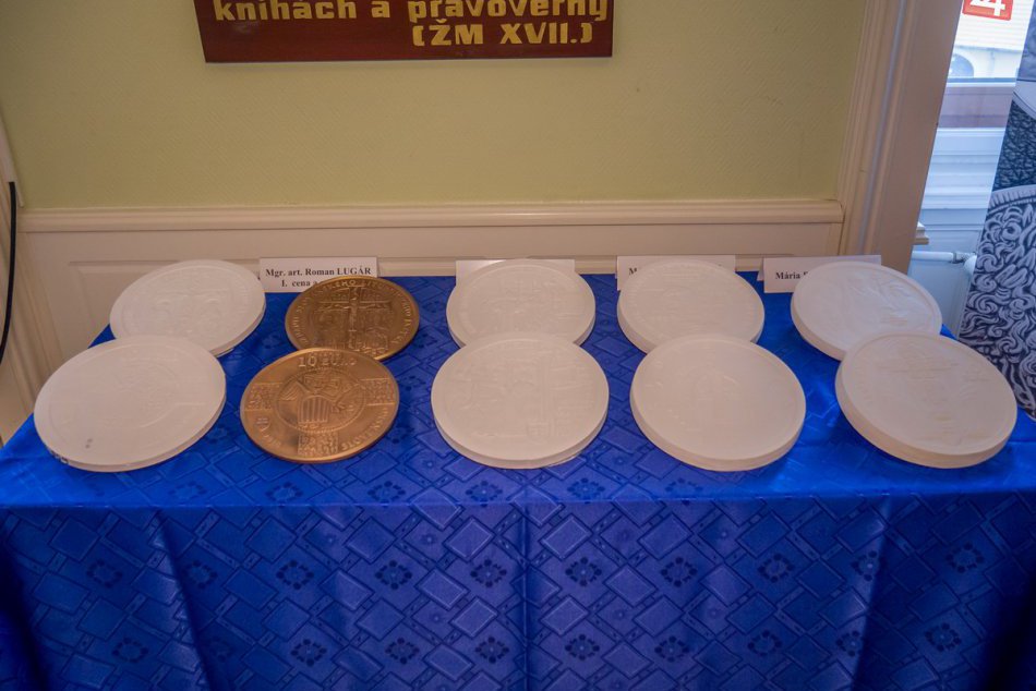 V Nitre odhalili zberateľský kúsok: FOTO Strieborná minca pripomína historické u
