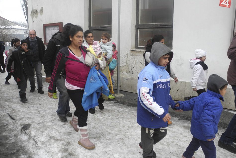 Deti potrebujú od pondelka školu na učenie. Rómov presťahovali do Kina Máj