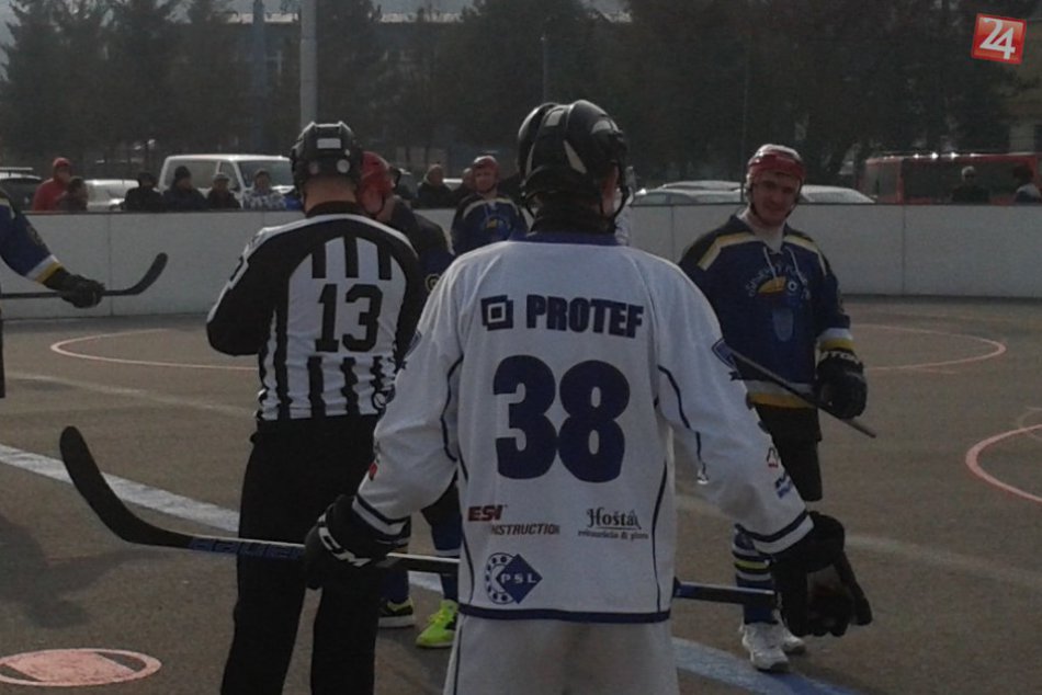 Bystričania ovládli považské derby a vedú extraligu: Zábery aj z oslavnej ďakova