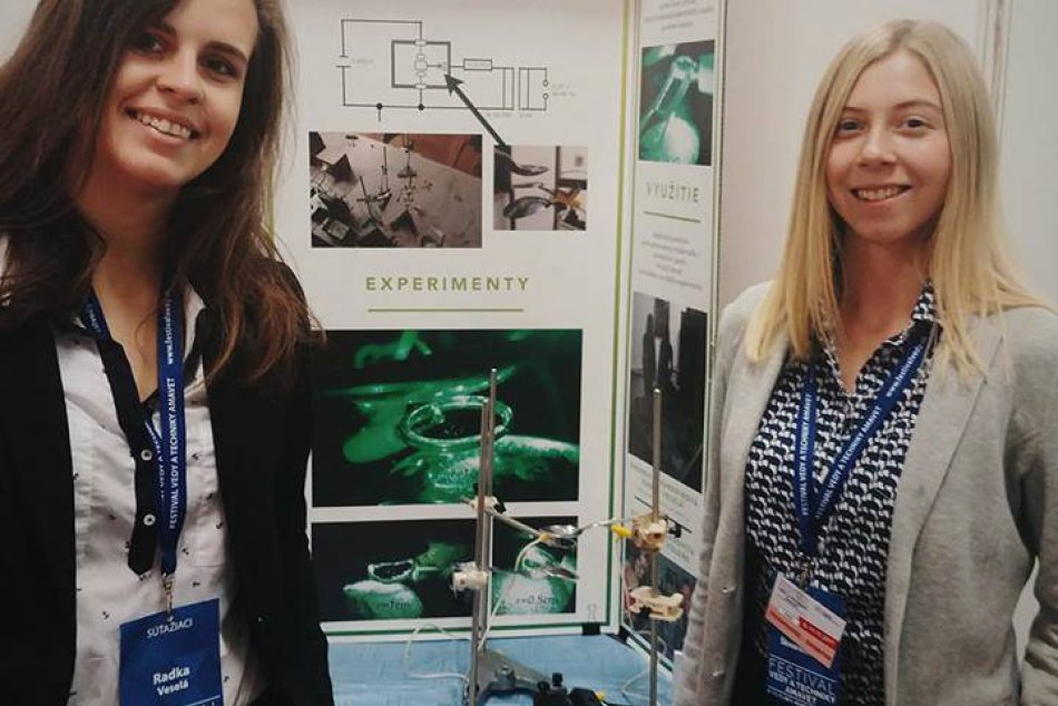 V OBRAZOCH: Maturantky zvolenského gymnázia zhotovili kópiu drahého prístroja