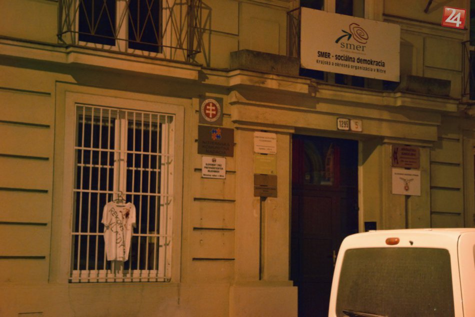 FOTO: Všimli ste si? V uliciach Nitry sa objavili "krvavé" tričká s odkazmi