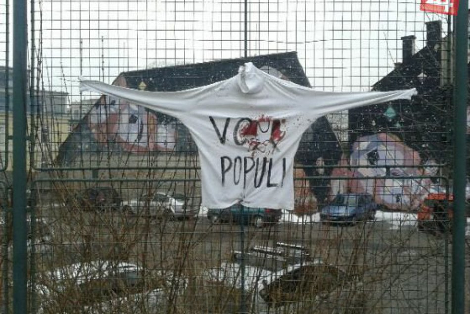 V OBRAZOCH: "Krvavé" tričká v Bystrici