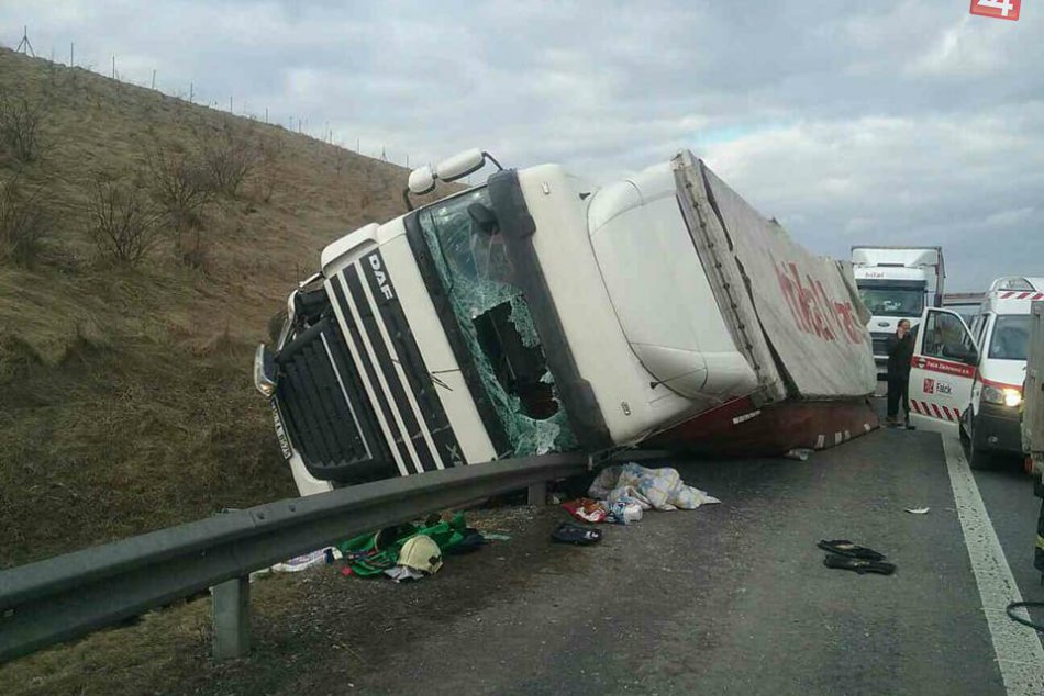 Vážna nehoda na D1 v Považskej: Zábery priamo z miesta