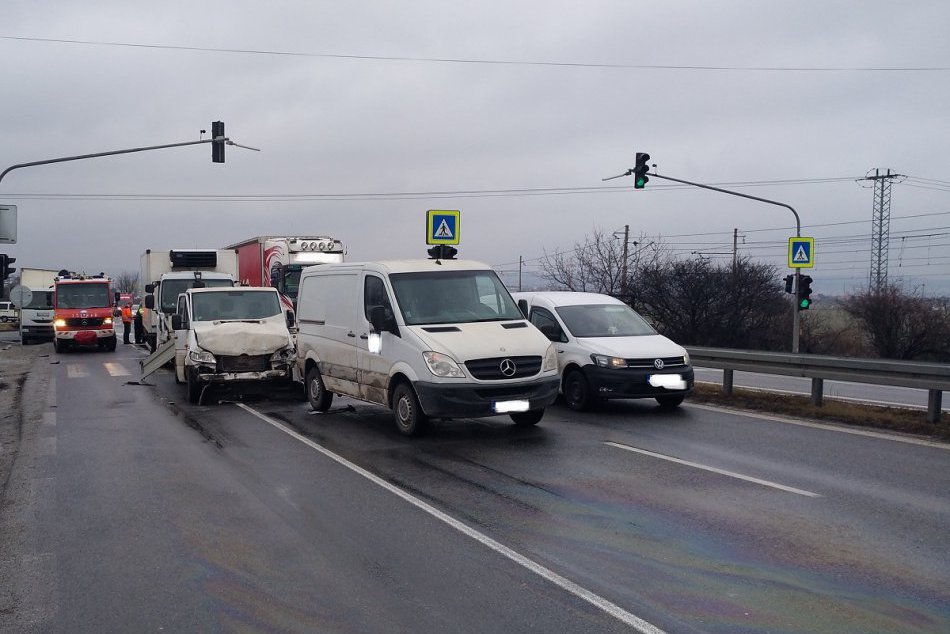 Na rýchlostnej ceste na Pereši došlo k dopravnej nehode, zábery priamo z miesta!
