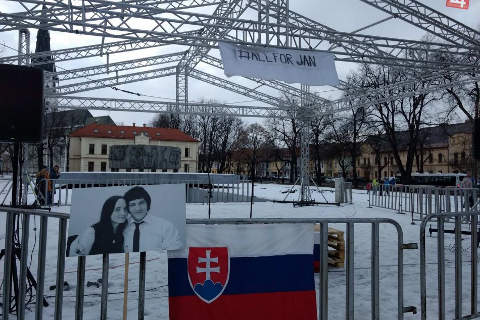 OBRAZOM: Pred budovu Reduty prišli stovky Novovešťanov