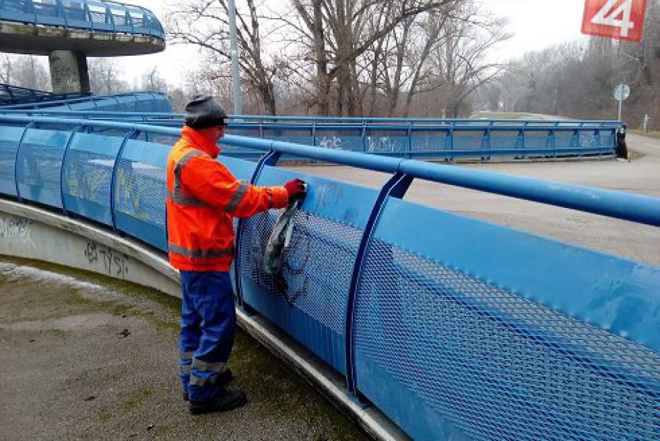 Odstraňovanie grafitov na Moste Apollo