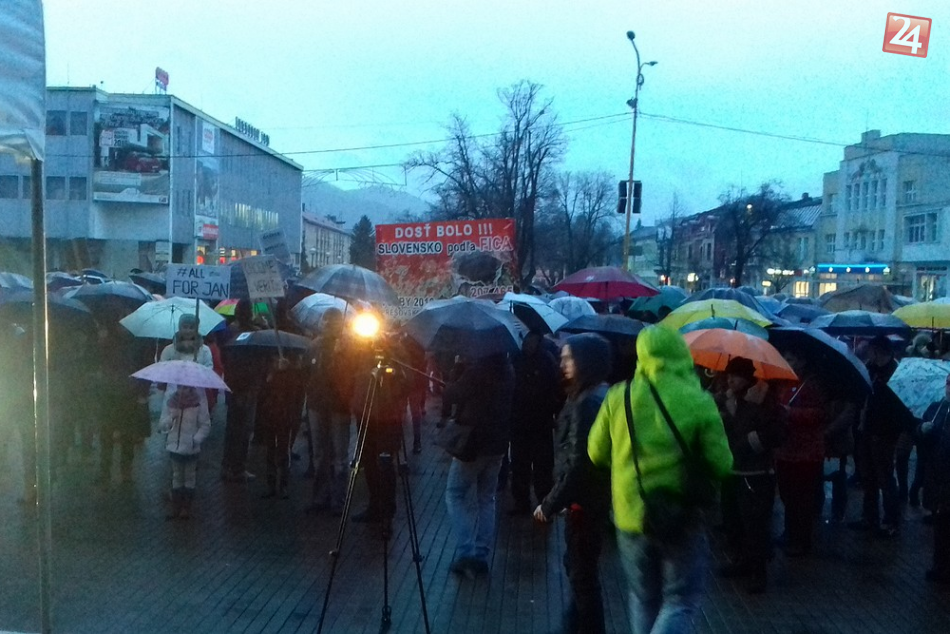 Veľká FOTOGALÉRIA: Prinášame vám momentky z humenského protestu