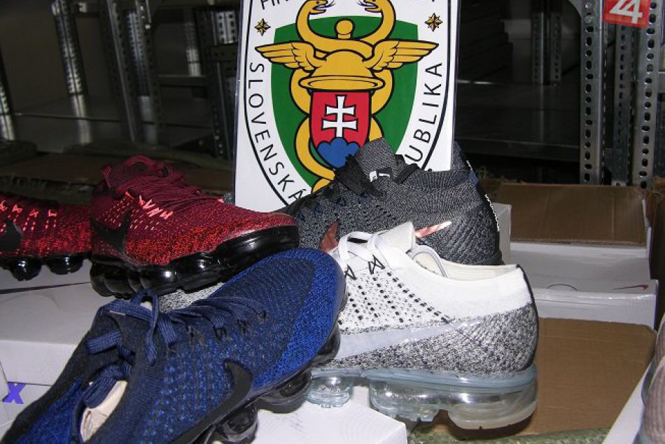 OBRAZOM: Trnavskí colníci odhalili falošné tenisky v hodnote 70 000 eur