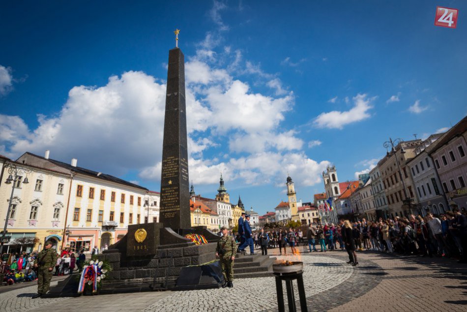 V OBRAZOCH: Čierny obelisk na bystrickom námestí